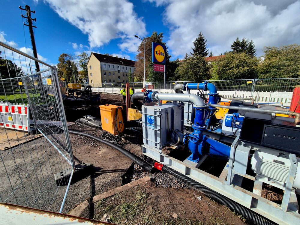 Stadt Gotha - Europakreuzung / Enckestraße Baustelle mit einem Rohrgraben, Bagger und einer Pumpenanlage